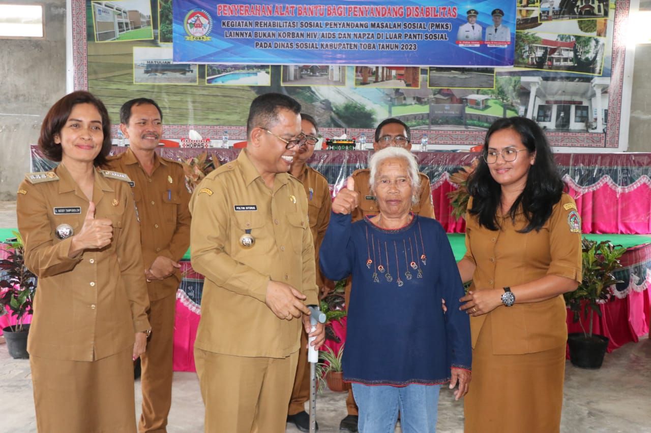 Pemkab Toba Berikan Alat Bantu Penyandang Disabilitas