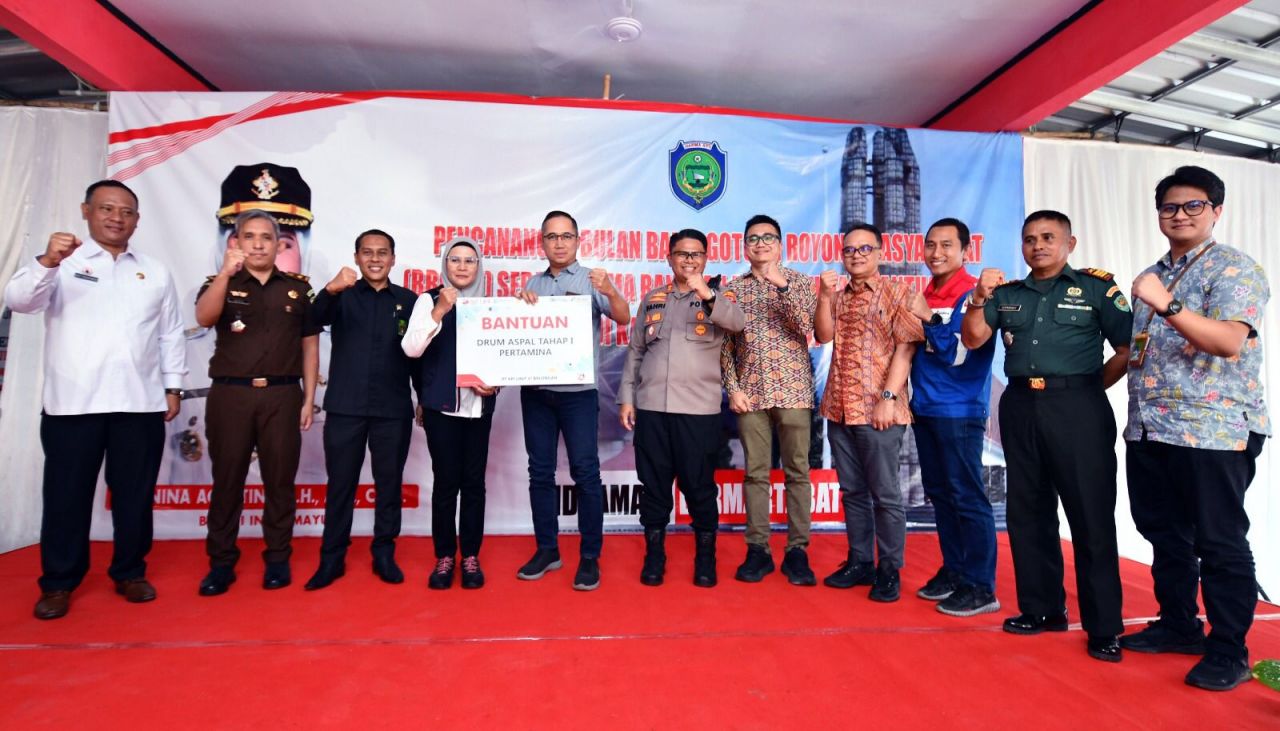 PT KPI RU VI Balongan Beri Bantuan 1200 Drum Aspal Untuk Perbaikan Jalan
