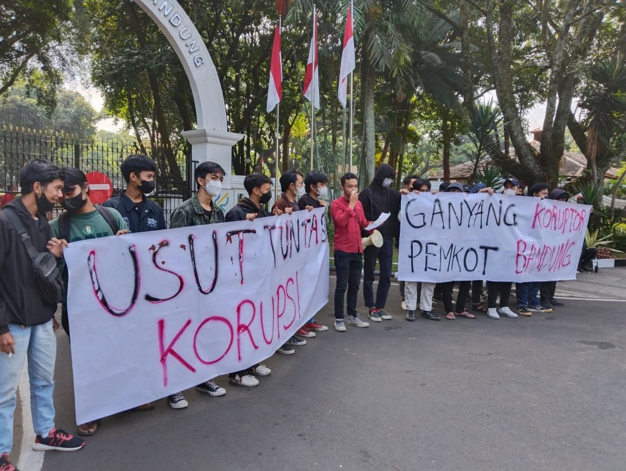 Diduga Aliran Dana Program Smart City ke Plh Walikota Bandung, ALMA Demonstrasi Desak KPK