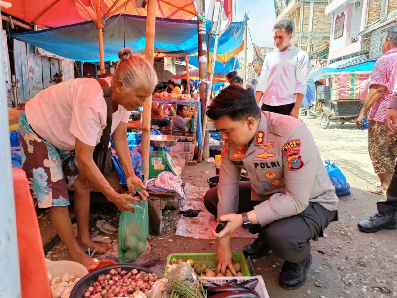 Kapolres Toba AKBP Taufiq Hidayat Thayeb Tinjau Langsung Aktifitas di Pasar Tradisional Kecamatan Laguboti