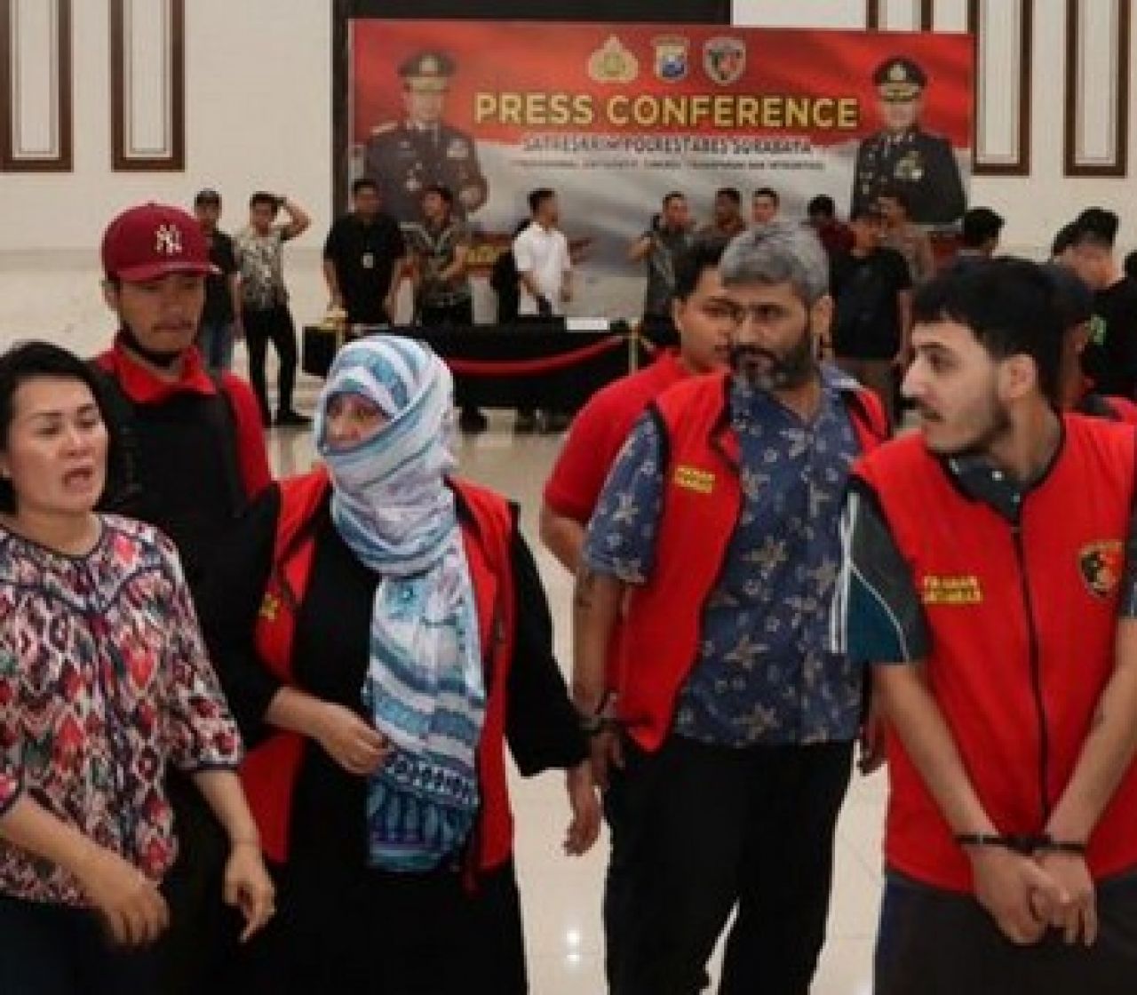 Polrestabes Surabaya Menangkap 4 WNA Pakistan Penggendam di Toko Crazy Rich