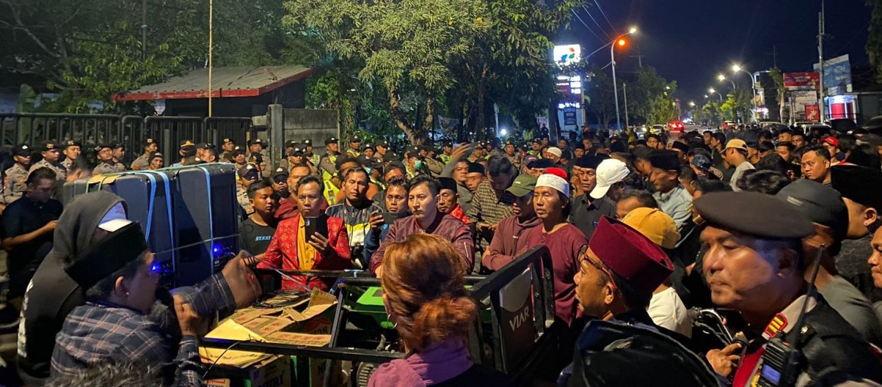 Ratusan Warga Sumenep Madura Tutup Paksa Mr. Ball Billiard dan Lounge