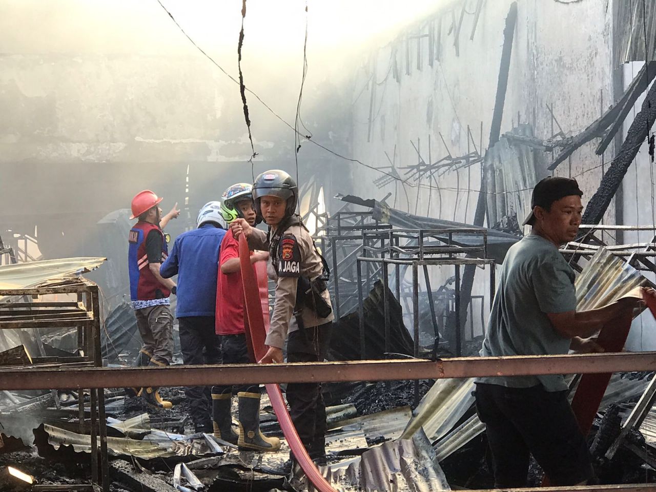 Respon Cepat, Brimob NTB Gerak Bantu Padamkan Kebakaran Toko di Sumbawa