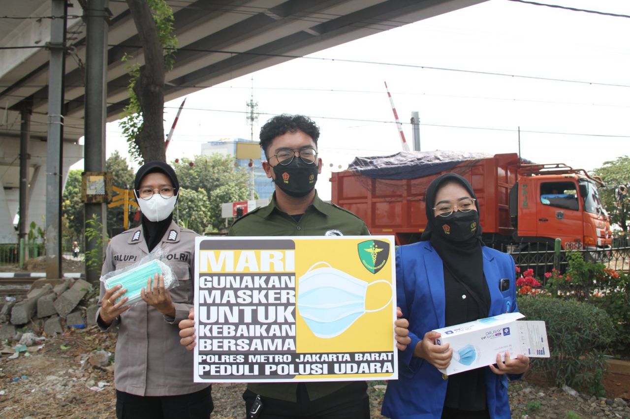 Polres Jakbar Bersama Mahasiswa di Kampus Jakbar Bagikan Ratusan Masker Kepada Penggunaan Jalan