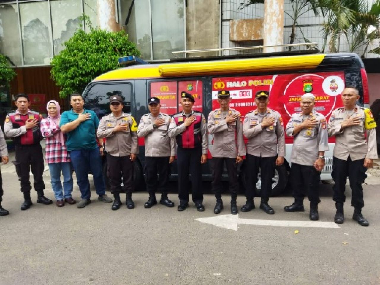 Maksimalkan Pelayanan Masyarakat, Kapolres Jakbar Bersama Polsek Tanjung Duren Gelar Giat Halo Polisi