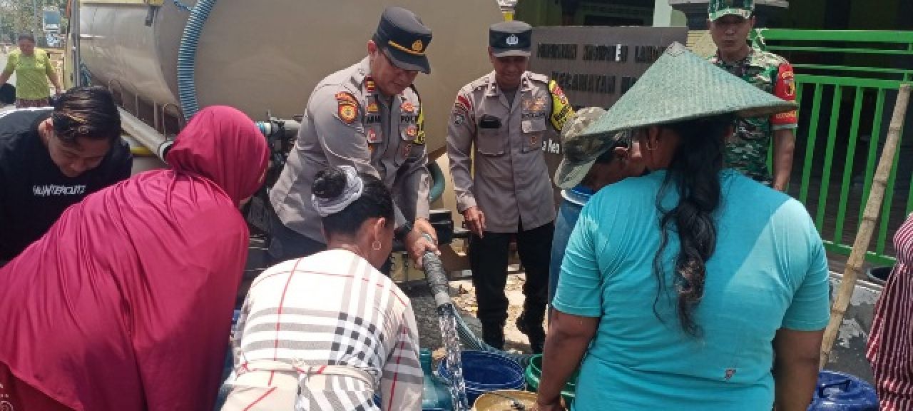 Polsek Modo Dan PT Ababil Grup Melakukan Bakti Sosial Dropping Air Bersih
