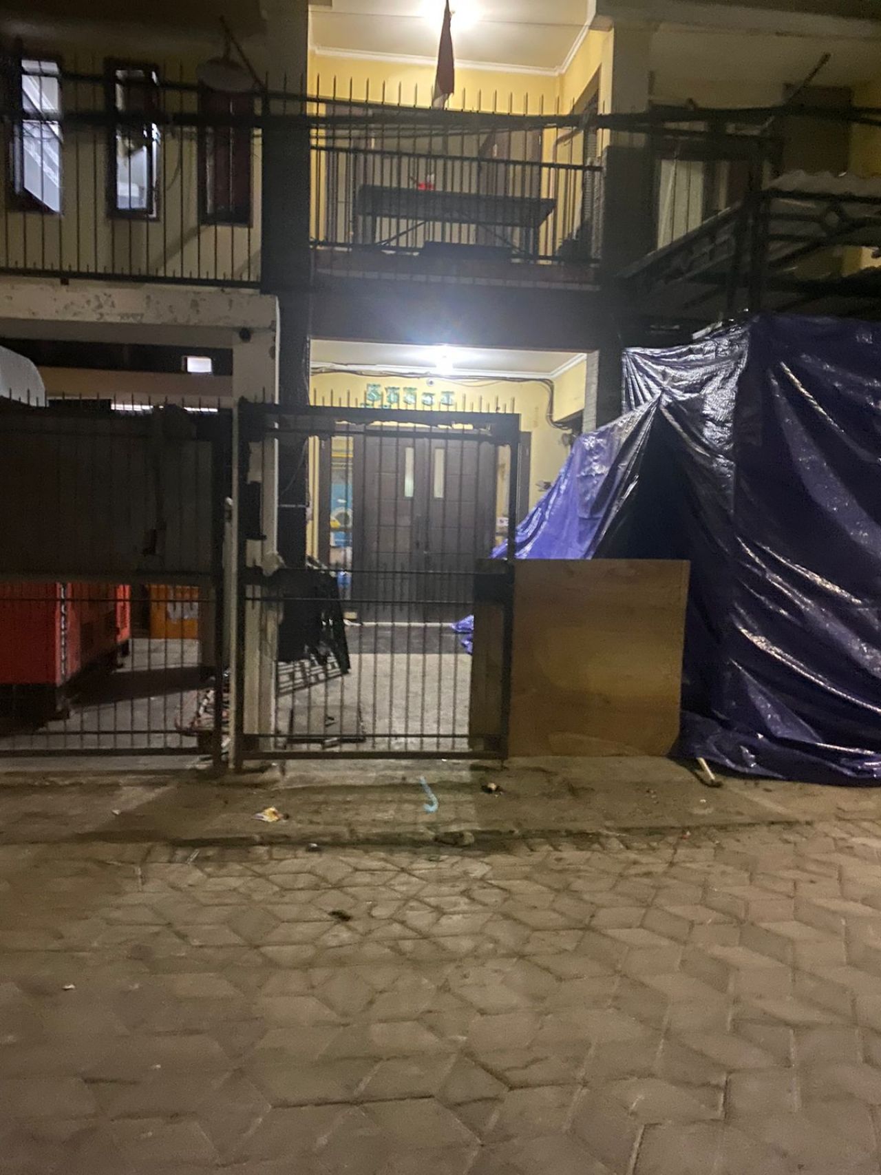 Pasca Meledaknya Rumah Usaha Es Batu Kristal Wonorejo Selatan, Lurah Ari Hardini: Proses Penyelidikan Polsekta Rungkut