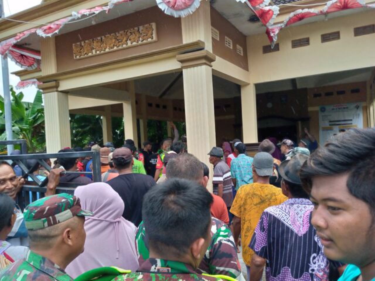 Diduga Kades Menyalahgunakan Kewenangan Jabatan dan Tak Transparan Atas Pengelolaan Keuangan Desa, Warga Unjuk Rasa