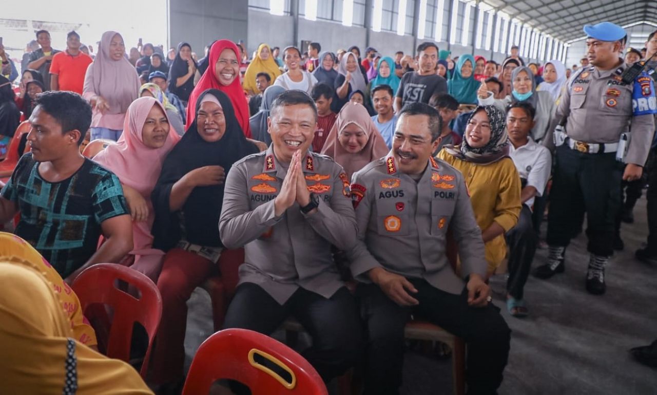 Wakapolri Salurkan 3.500 Paket Sembako Bakti Sosial Polri Untuk Negeri di Belawan