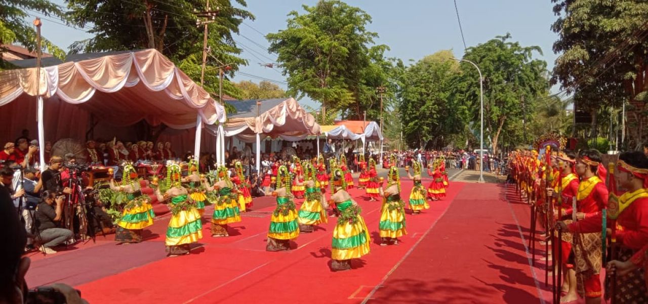 Pagelaran Pawai Budaya dan Prosesi Arya Wiraraja di Hari Jadi Kabupaten Sumenep Ke-754