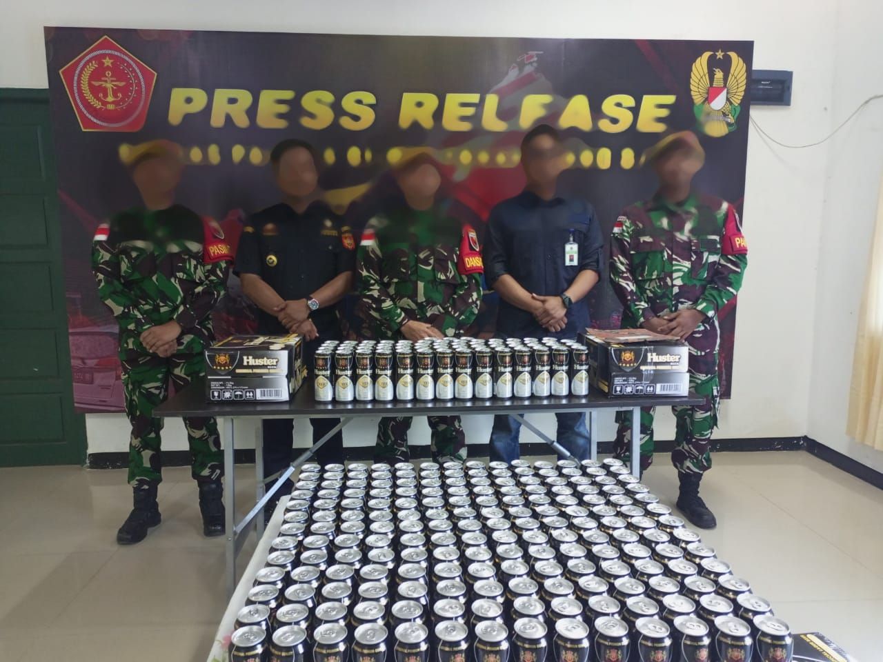 Satgas Pamtas RI-Malaysia Gagalkan Penyelundupan 240 kaleng Miras Ilegal