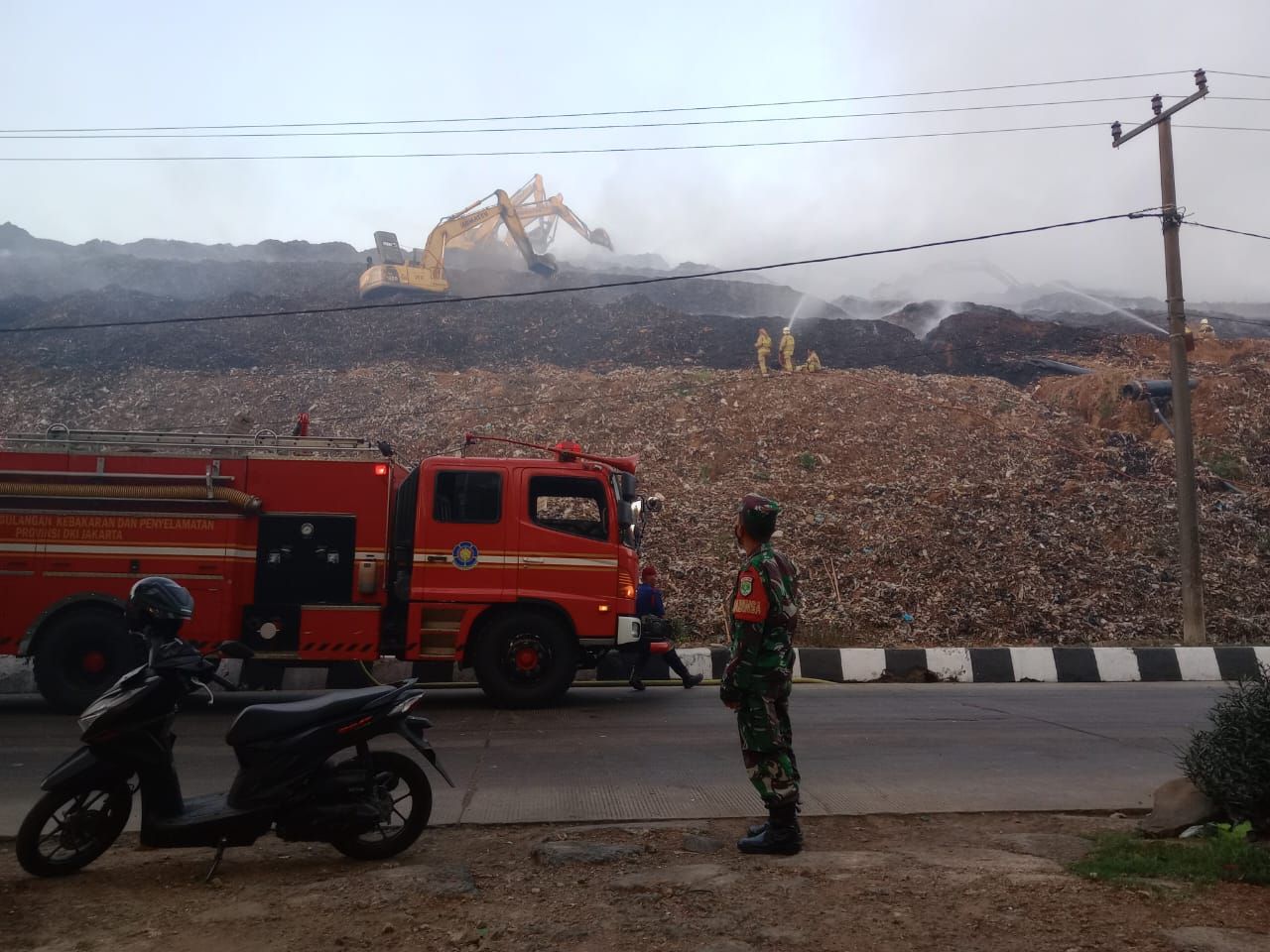 Terima Info Kebakaran Di TPST, Danramil 05/Bantargebang Bersama Babinsa Datangi Lokasi