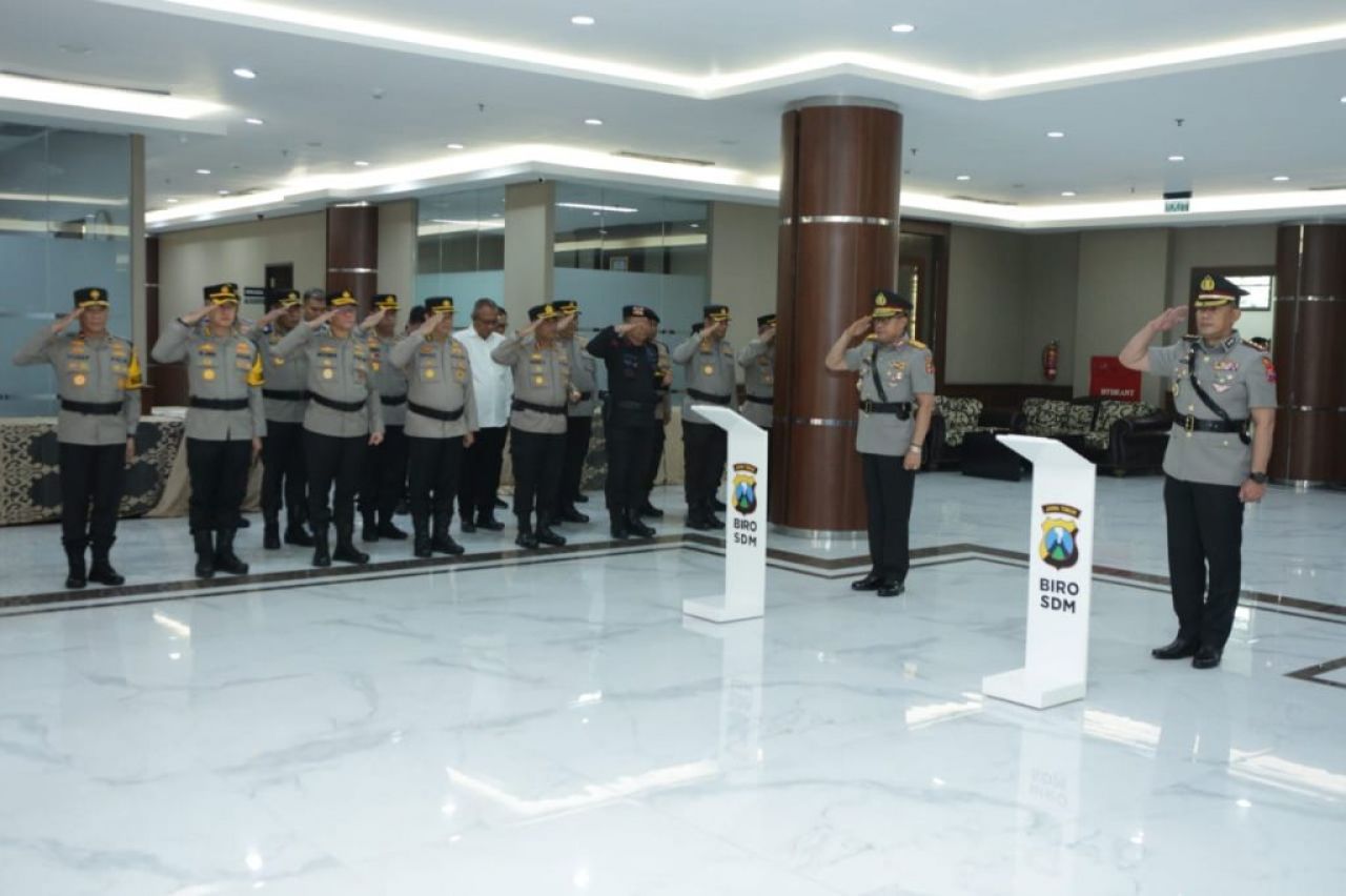 Kapolda Jatim Lantik Mantan Kapolres Metro Jakpus Sebagai Dirlantas Polda Jatim Kombes Pol Komarudin