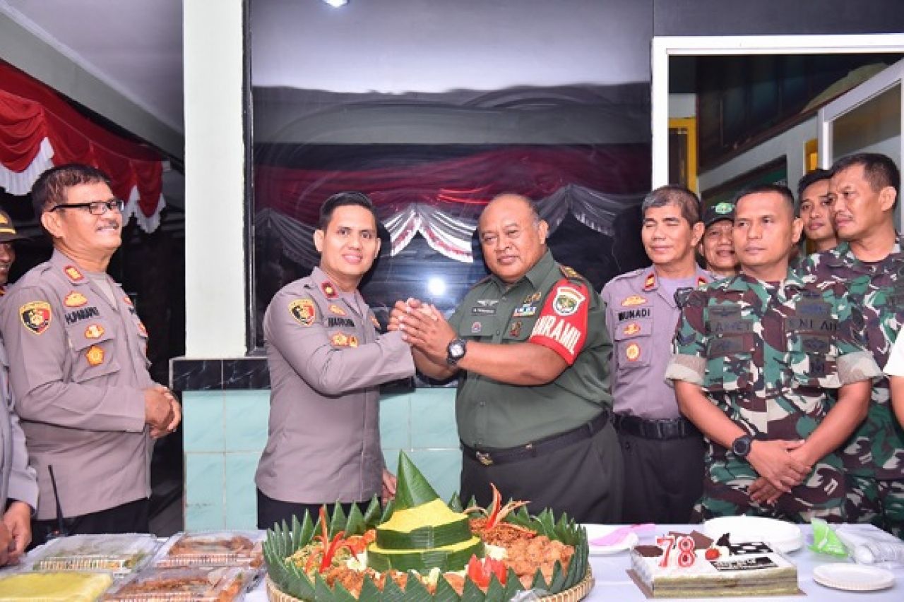 Jajaran Polsek Cengkareng Datangi Koramil 04/Cengkareng Merayakan Hut TNI Ke-78