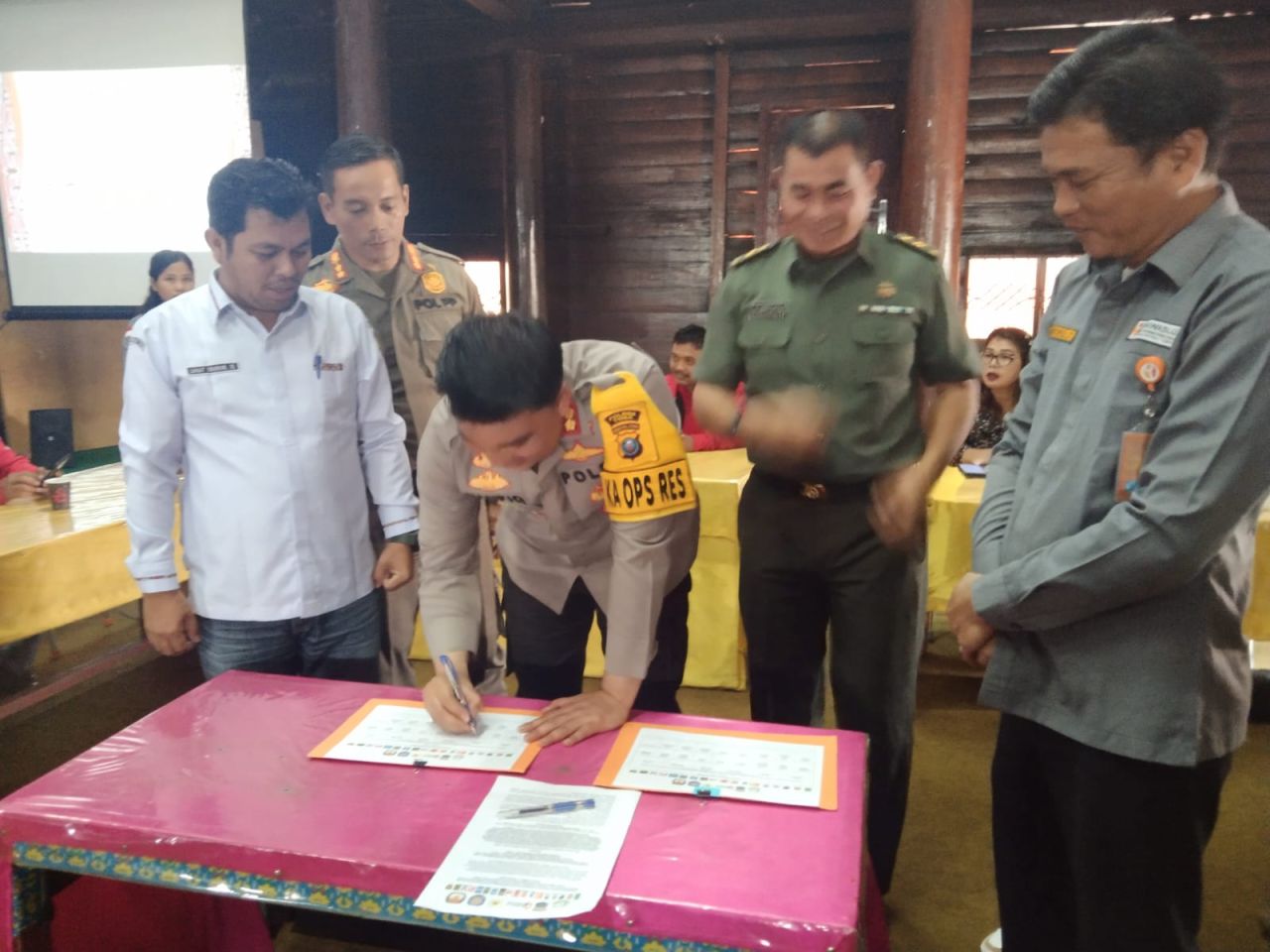 Polres Toba Hadiri Rapat Sosialisasi dan Penandatanganan Nota Kesepakatan Penertiban APK Pemilu 2024