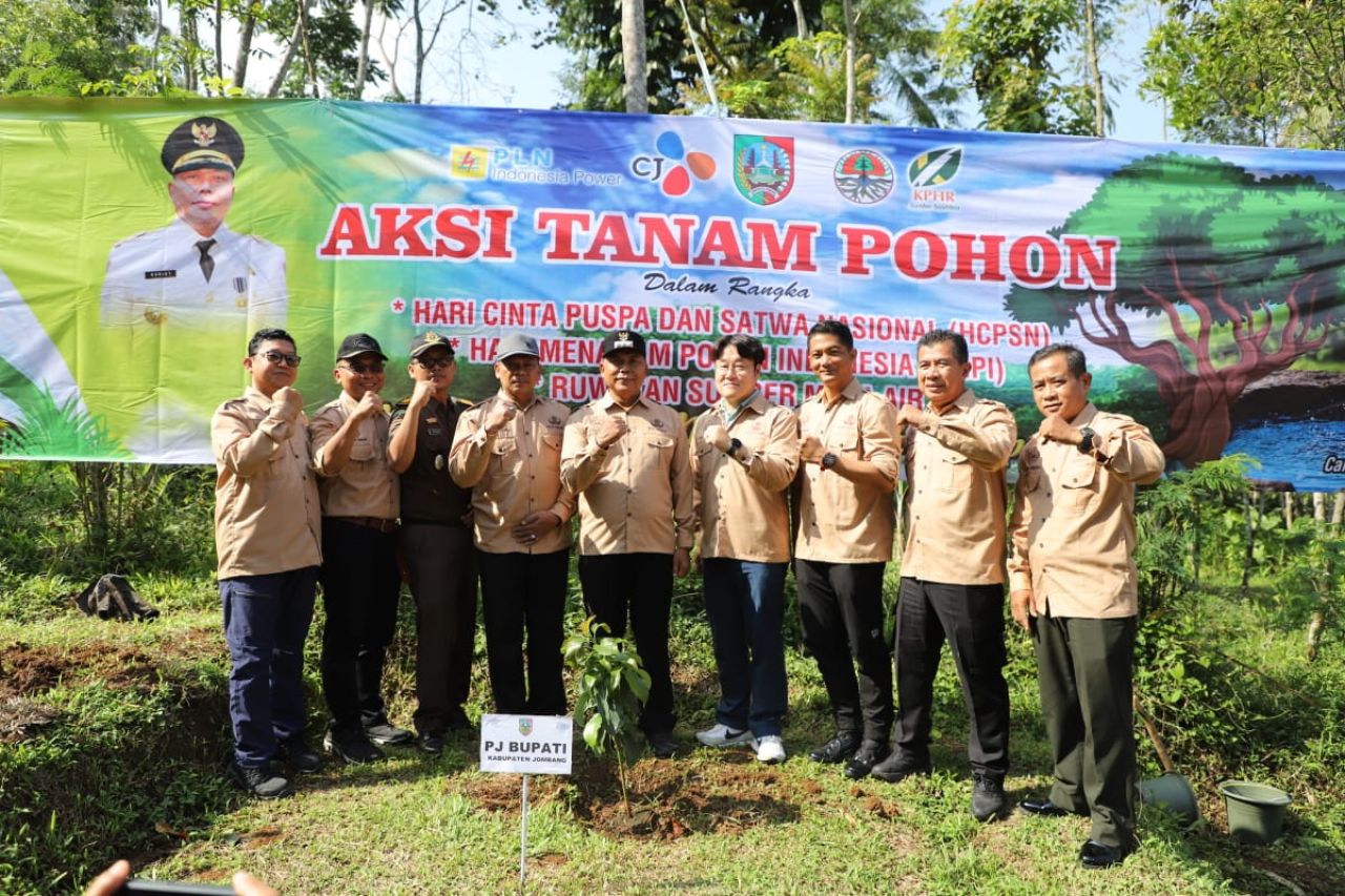 Pj Bupati Jombang Pimpin Aksi Tanam Pohon di Hari Cinta Puspa dan Sarwa Nasional