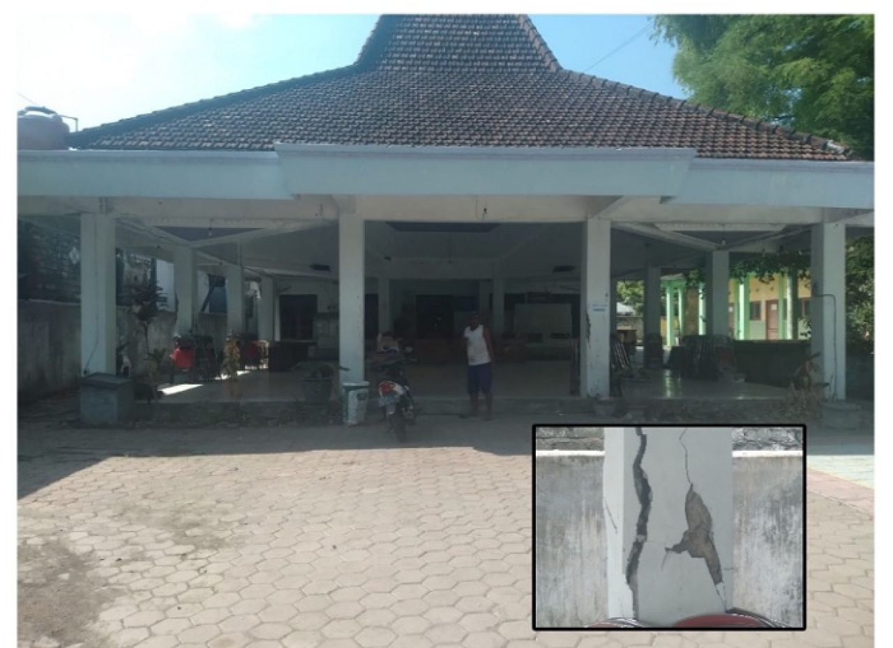 Memprihatinkan, Dua Pilar Penyangga Bangunan Kantor Desa Miru Lamongan Nyaris Ambrol