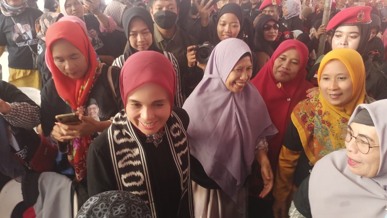 Peduli UMKM, Istri Ganjar Pranowo Berikan NIB dan Sertifikasi Halal Gratis di Lamongan