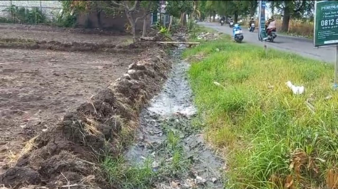 Warga Keluhkan Pembuangan Limbah Pabrik Pengelolahan Plastik di Kembangbahu Lamongan