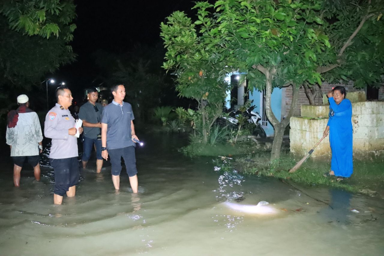 TMA Naik, Kapolres Bojonegoro Pantau Aliran Air Sungai Bengawan Solo