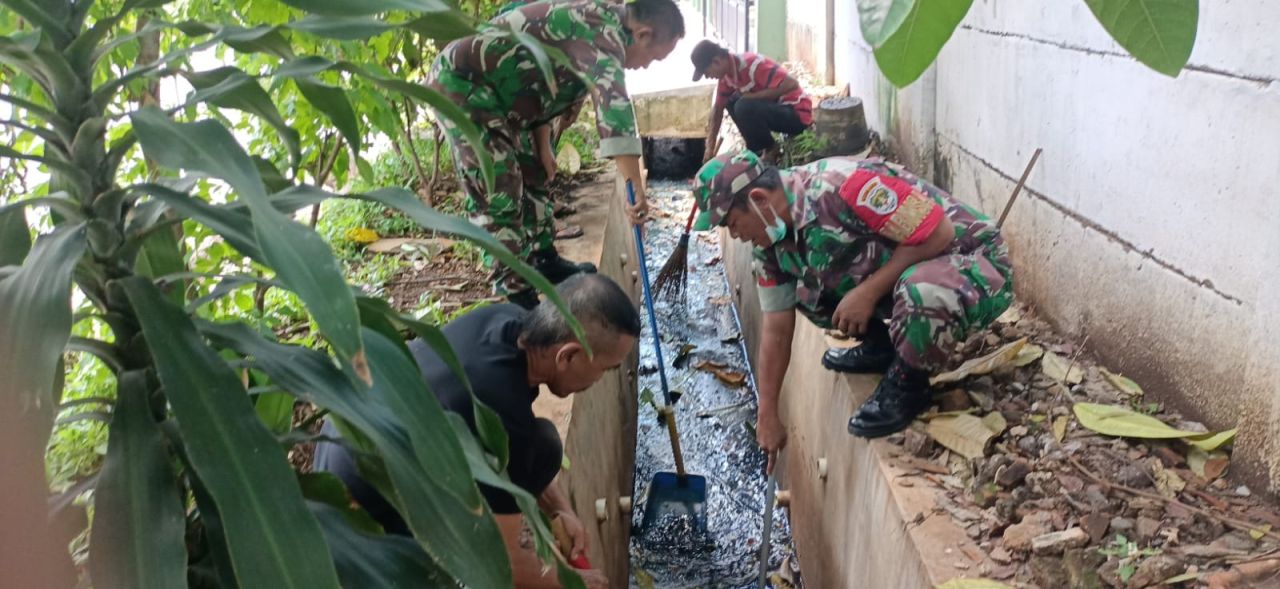 Peduli Babinsa Bersama Tiga Pilar Bersihkan Lingkungan Warga di Hari ke 2 Puasa