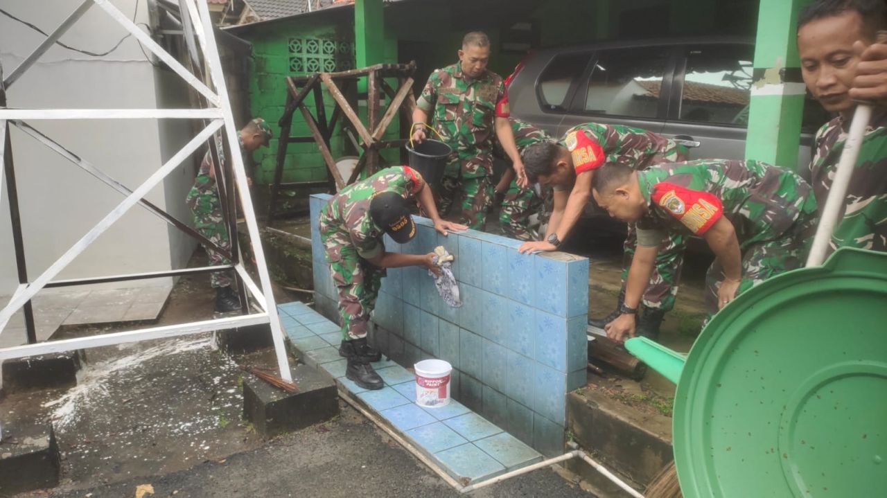 Karya Bakti Pembersihan Tempat Ibadah Mushola Oleh Koramil Kramatjati