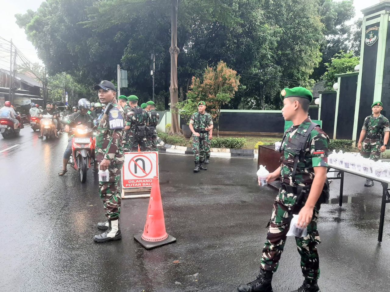 Rindam Jaya/ Jayakarta Membagikan Takjil Gratis Kepada Pengguna Jalan dan Masyarakat Sekitar