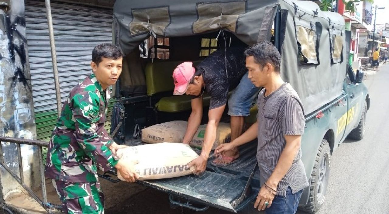 Bakti Sosial, Koramil Cakung Bantu Renovasi Mushola Ath-Thoyyibah Pulogebang