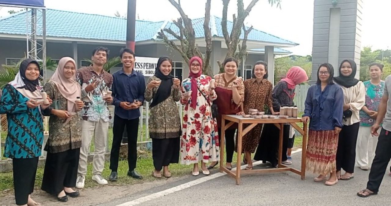 Jalasenastri Cabang 3 Korcab II DJA I Lanal Sibolga Turun Kejalan Berbagi Takjil di Bulan Suci Ramadhan