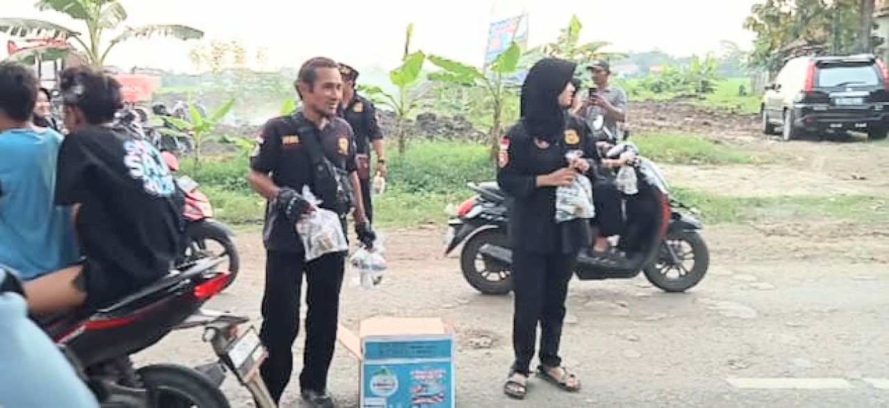 WN88 Sub Unit 02 Indramayu Bagikan Ribuan Takjil ke Warga Kedokanbunder
