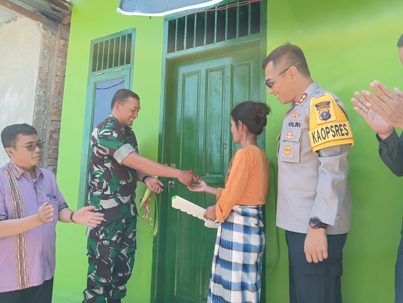Penyerahan Kunci RTLH Kodim 0210/TU SMS I TA 2024 Kepada Dua Keluarga Kelurahan Napitupulu