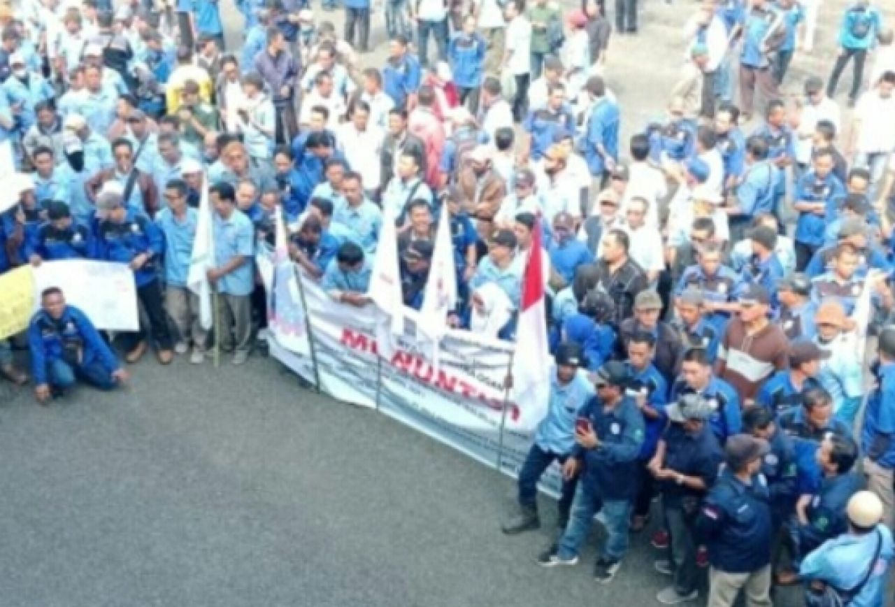 Gegara 4 Bulan Tak Terima Gaji, Ratusan Karyawan PT. Perkebunan Mitra Ogan Unjuk Rasa ke Gedung DPRD Kabupaten OKU