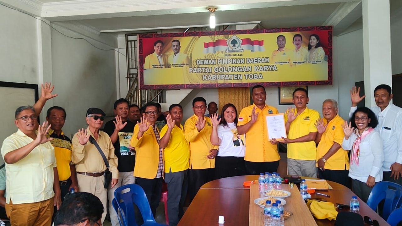 Effendi Napitupulu Resmi Kembalikan Formulir Pendaftaran Balon Bupati Toba Kenakan Seragam Golkar !