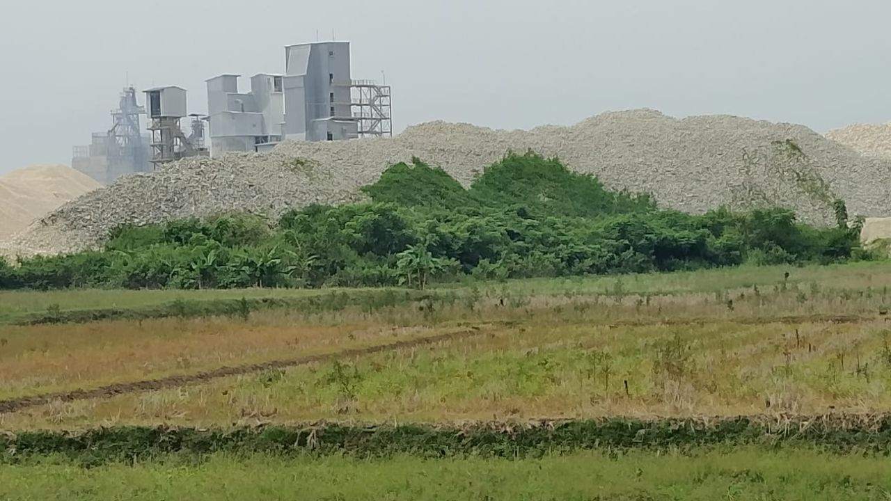 Warga Keluhkan Limbah Perusahaan Batu Gamping di Kepohagung Tuban