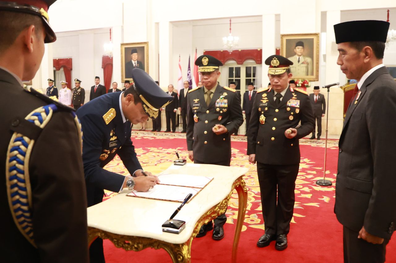 Presiden Jokowi Resmi Melantik Marsekal Madya TNI Mohamad Tonny Harjono Sebagai KASAU