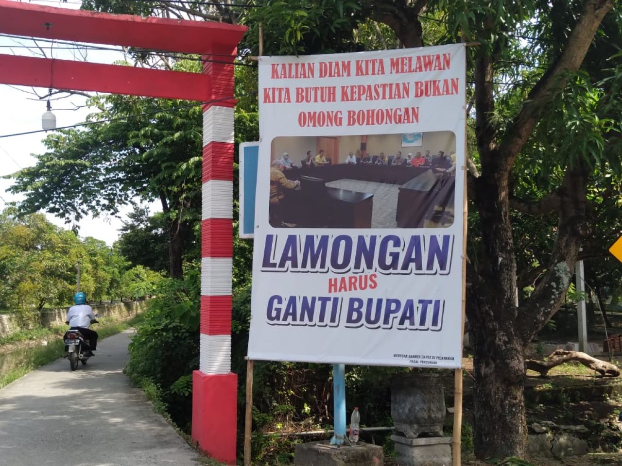 Ada Banner di Jalan Raya Kelurahan Sukomulya Bertuliskan "Lamongan Harus Ganti Bupati"