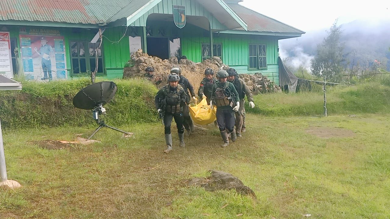 Pasukan TNI-Polri Gerak Cepat Lakukan Evakuasi Korban OPM