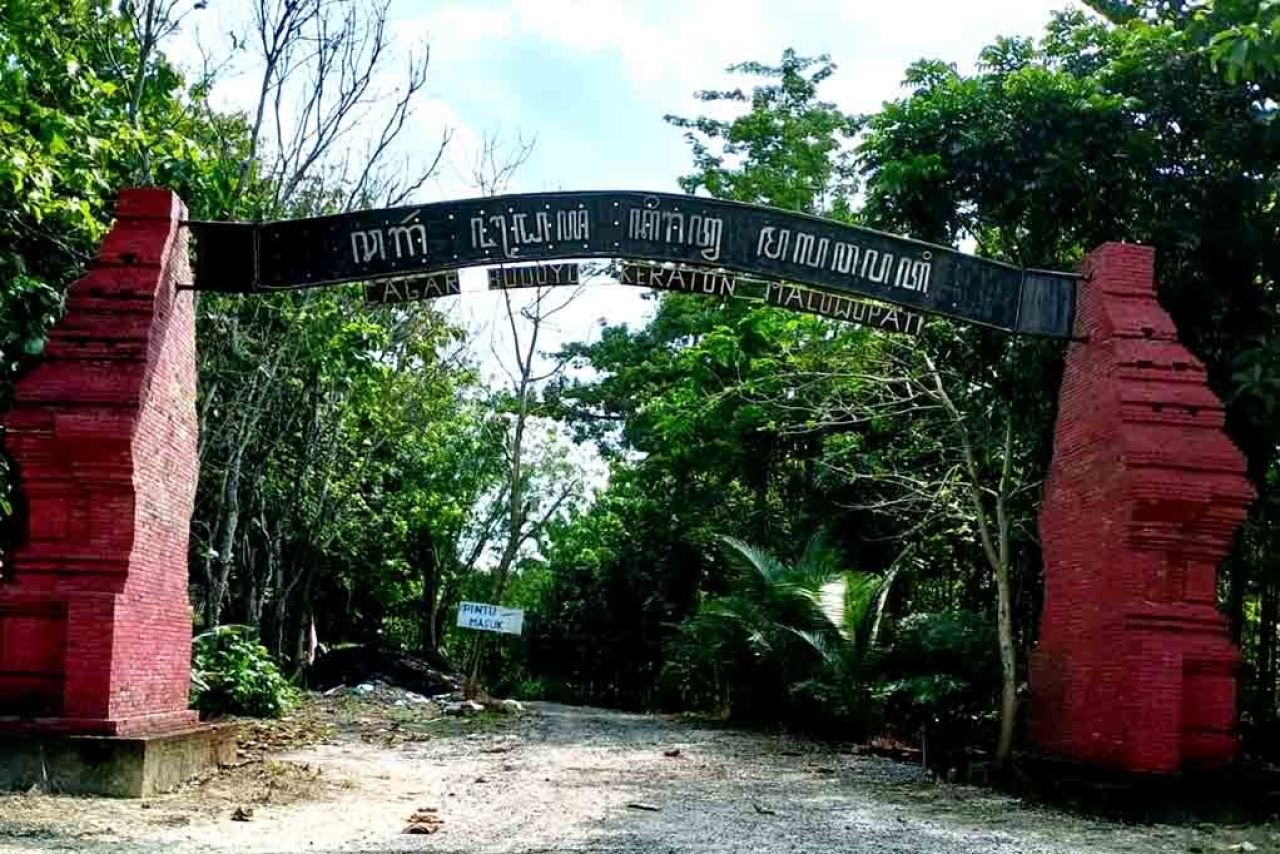 Diduga Tumpukan Limbah B3 Menggunung di Area Cagar Budaya Keraton Malowopati Bluluk Lamongan