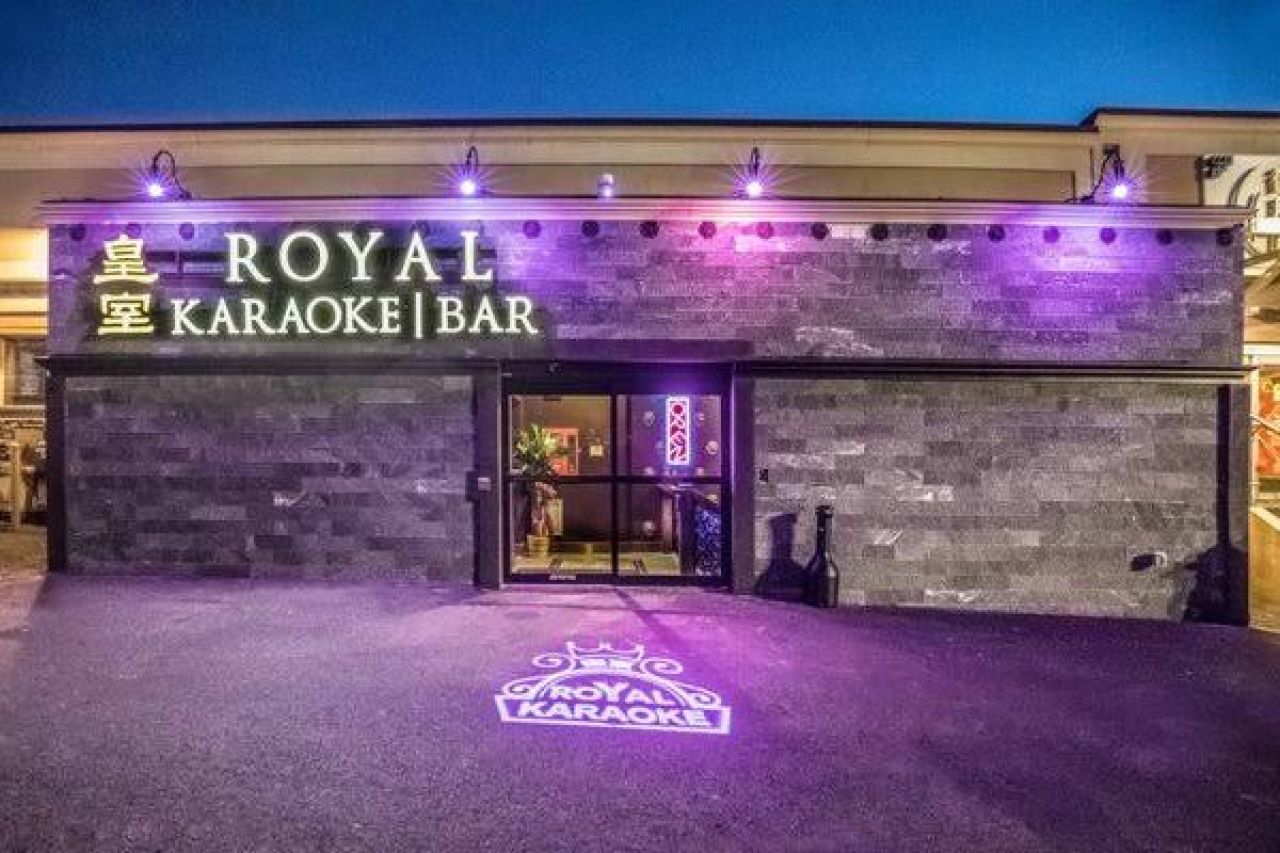 Diduga Ada Praktik Prostitusi, Subdit IV Renakta Ditreskrimum Polda Jatim Grebek Room 202 Royal KTV Embong Malang