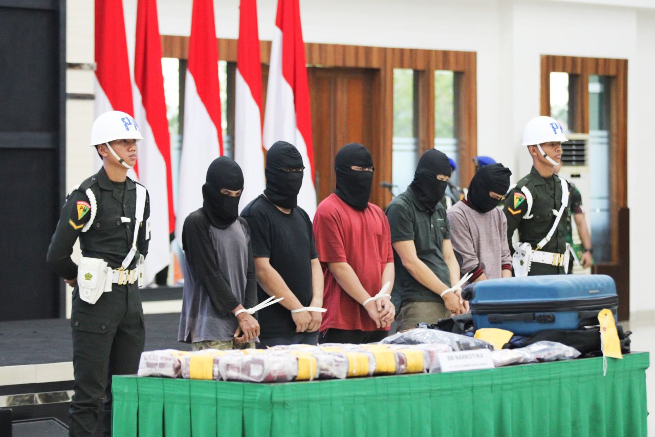 Pangdam XII/Tpr Serahkan Barang Bukti 21,2 Kg Sabu dan Lima Tersangka Ke BNN RI