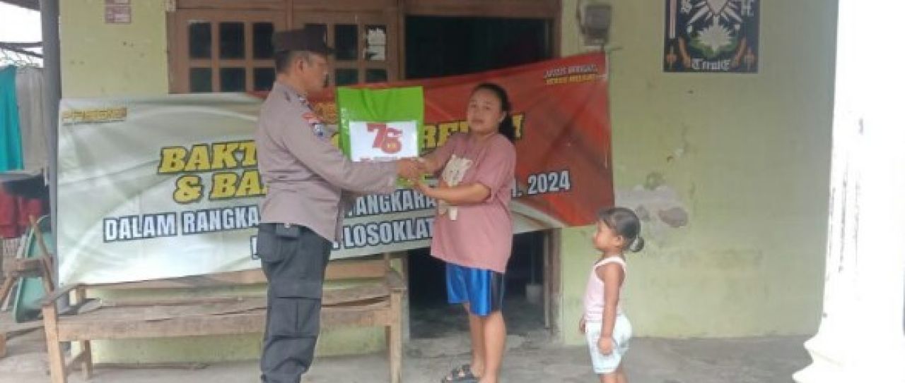 Peringati Hari Bhayangkara, Polsek Plosoklaten Beri Bantuan Sosial