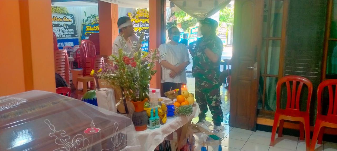 Sebagai Bentuk Kepedulian, Danramil 02 Pondok Gede Melayat Ke Rumah Duka Warga Binaan
