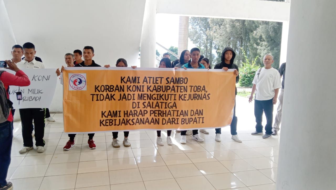 Puluhan Atlet Unjuk Rasa di Kantor DPRD Kabupaten Toba
