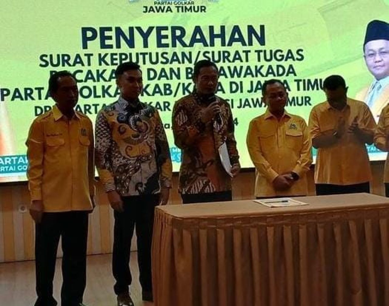Yurhonur Efendi- Dirham Terima SK Partai Golkar di Kantor DPD I Jawa Timur