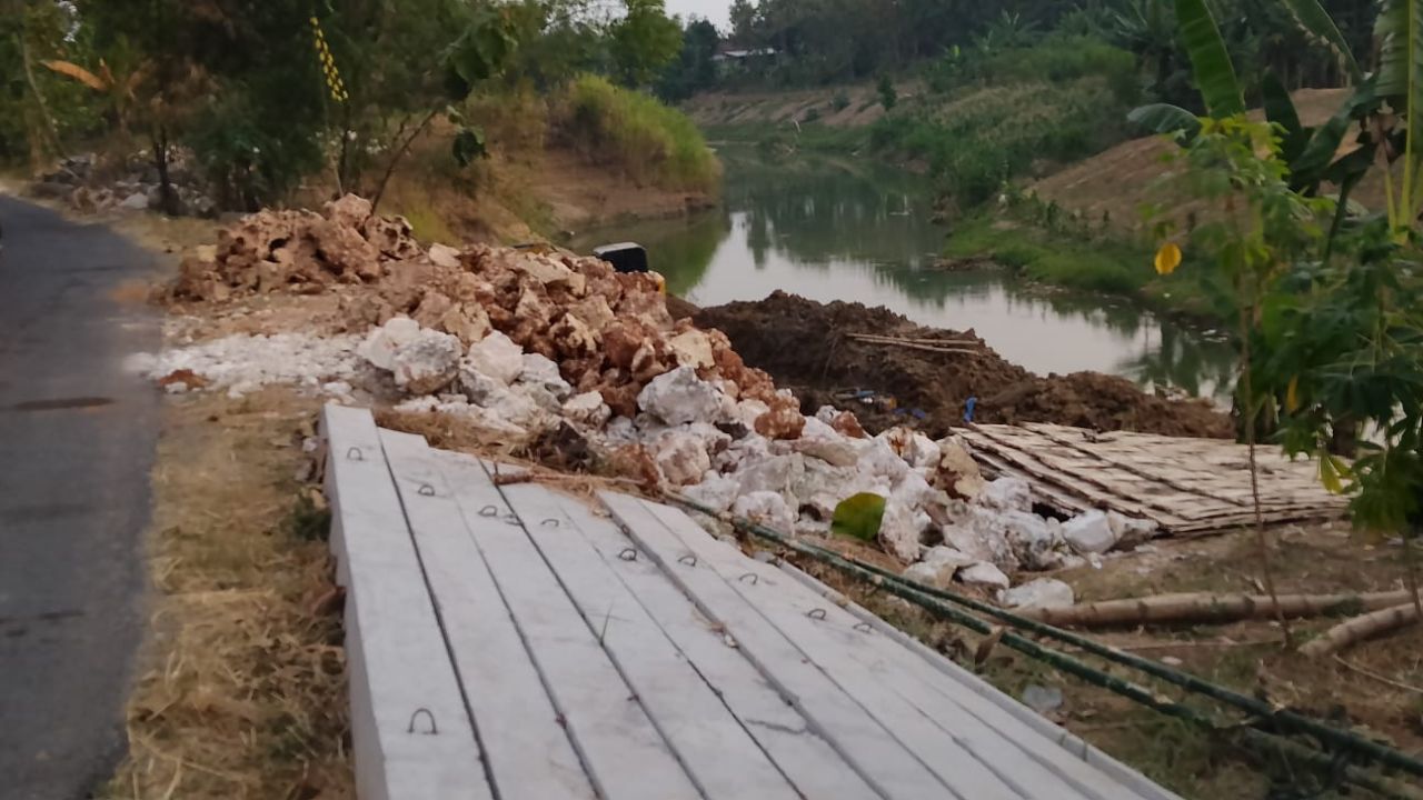 Lemahnya Pengawasan, Proyek Bronjong Sungai Kalikening Tuban Abaikan Keselamatan dan Kesehatan Kerja