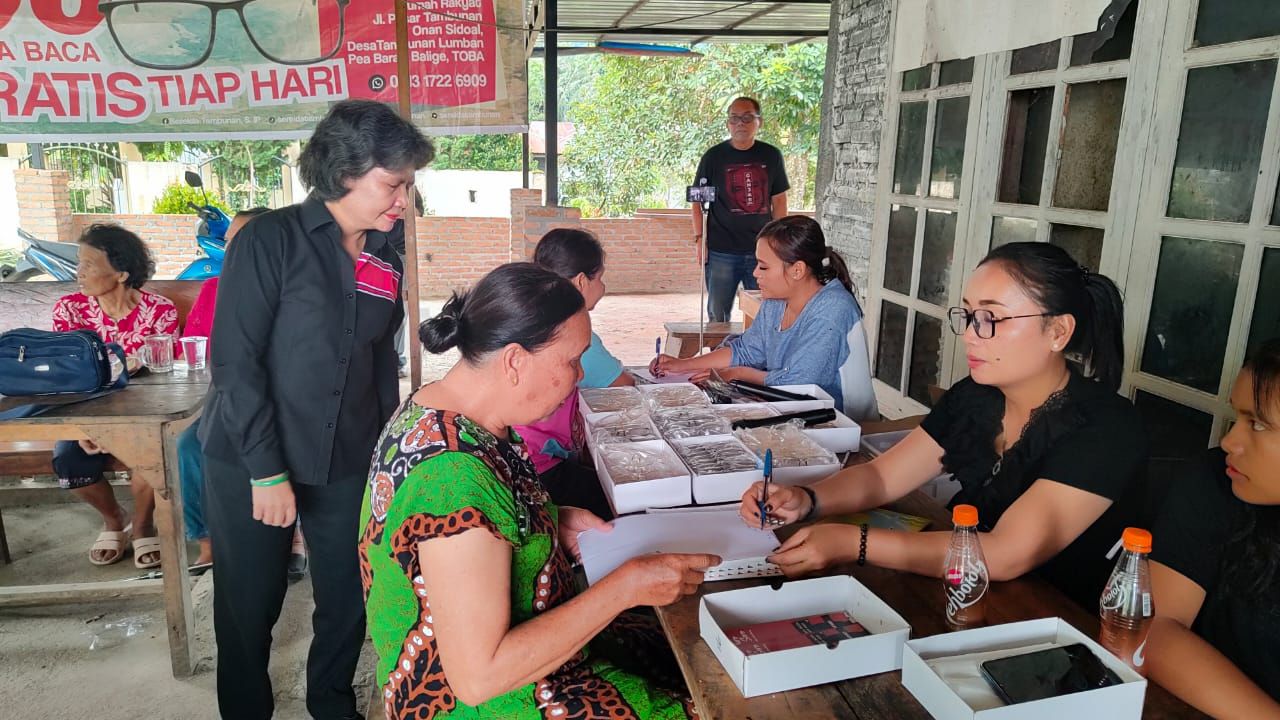 Sepekan Sereida Tambunan Membagi Kacamata Baca Gratis, Warga Sionggang Tengah Antusias !