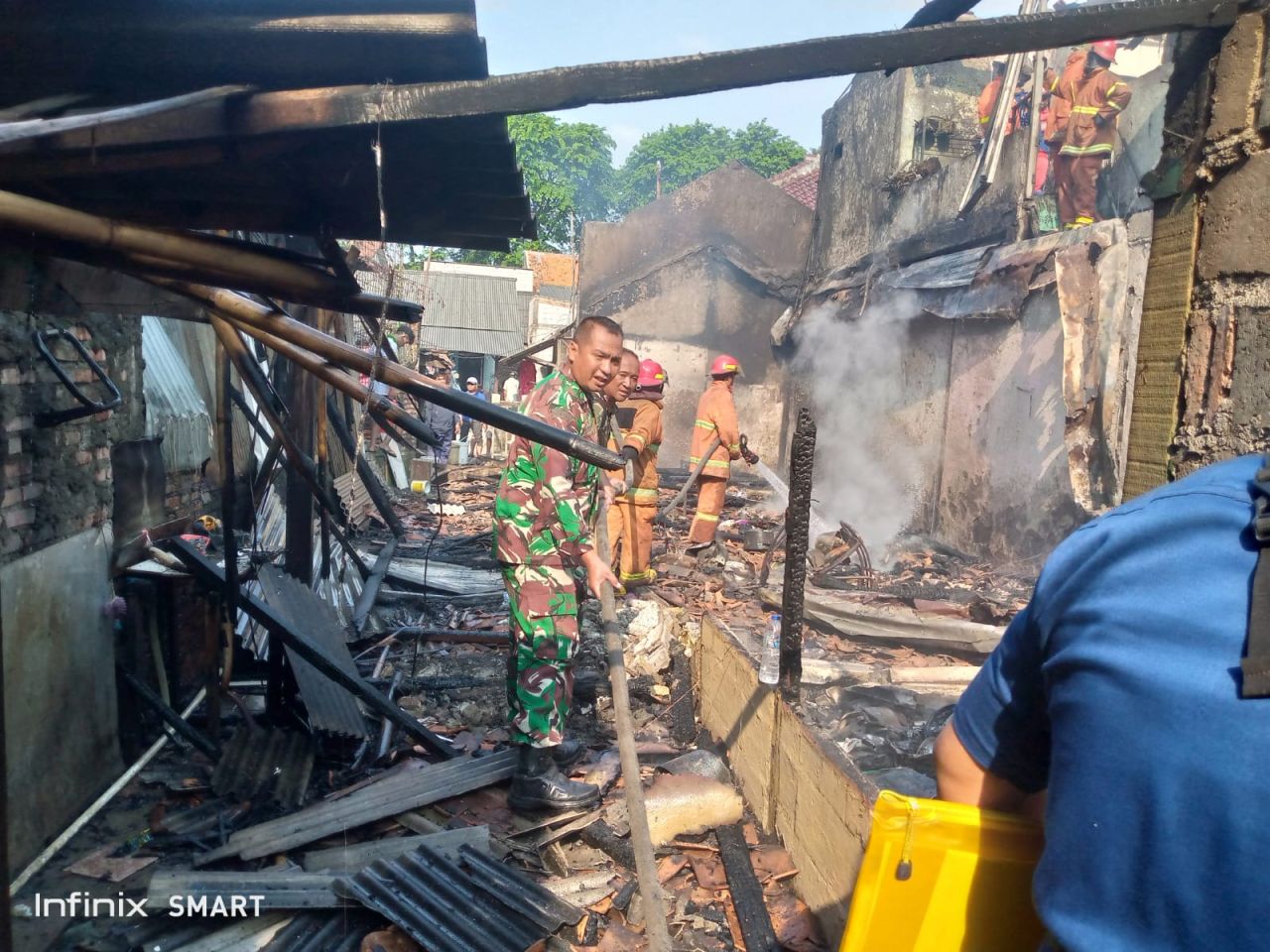 Gerak Cepat, Babinsa Koramil 03/Teluk Pucung Bantu Padamkan Kebakaran Rumah Warga