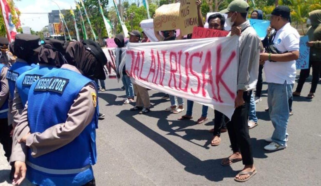Masih Banyaknya Kondisi Jalan Rusak, GPN Gelar Unjuk Rasa Mempertanyakan Kinerja Yuhronur Efendi Sebagai Bupati Lamongan