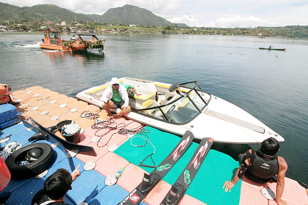 DLHK Toba Bersama BASARNAS Bersihkan Ecenggondok di Danau Toba Untuk Kelancaran PON XXI Aceh-Sumut 2024