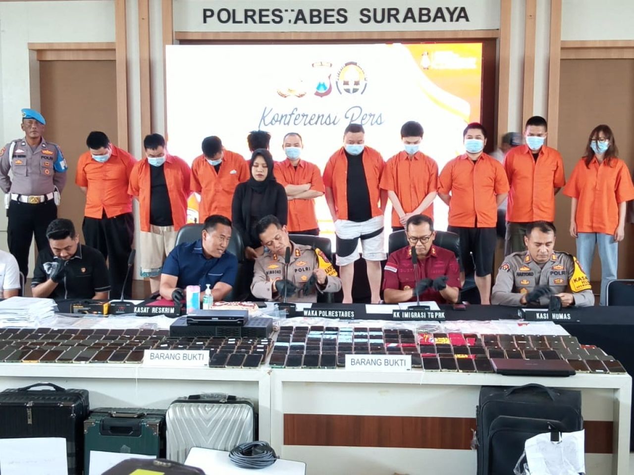 Polrestabes Surabaya Grebek Perumahan Taman Gapura Citraland, 10 WNA Jaringan Scamming Internasional Diamankan